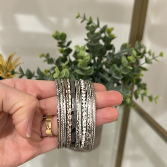 Cache Silver Bangles - Picture 6 of 11